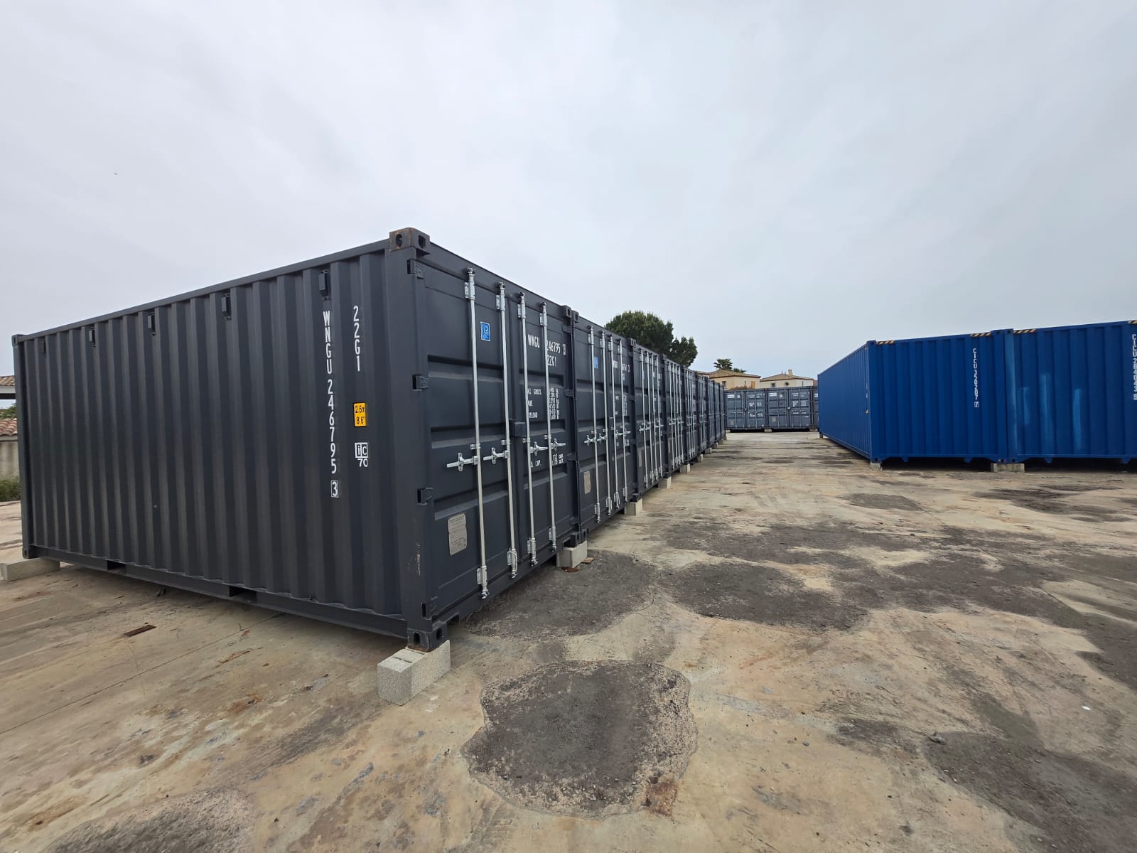 Conteneurs BOX 30 à l'aube